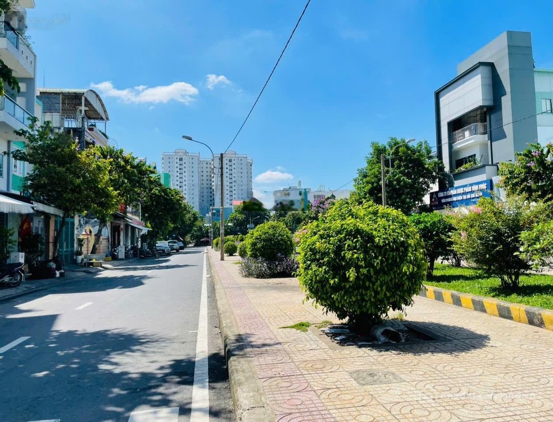 Bán nhà riêng: Mặt tiền hiền vương - tân phú - đường 30m - view công viên - giá 