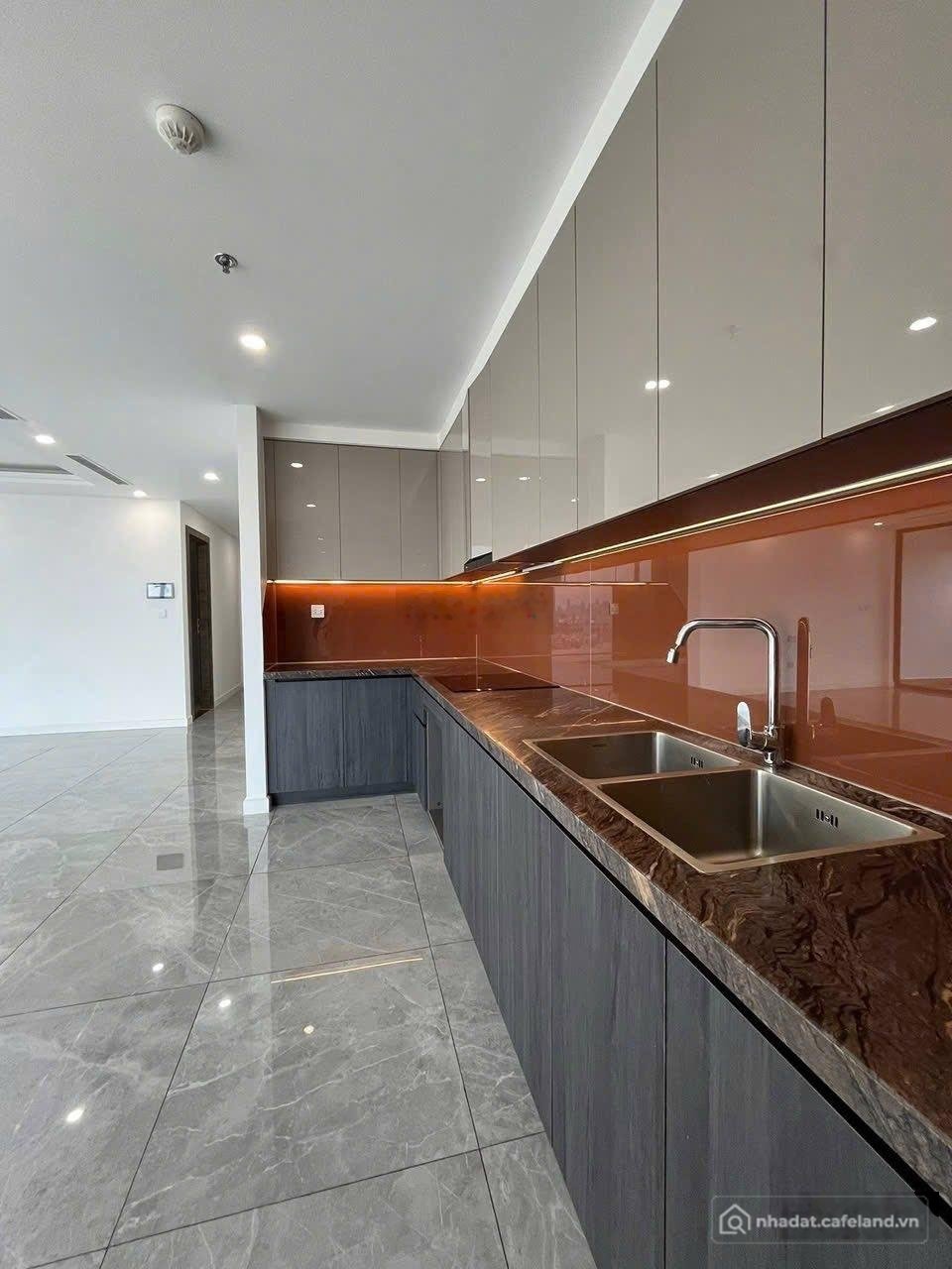 Bán căn hộ chung cư: Penthouse Remax Q6 210m2 4PN 4WC giá 7.95 tỷ HĐMB view đẹp 