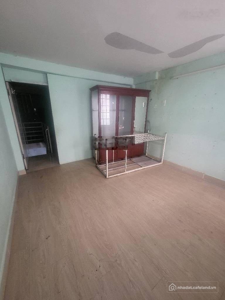 Bán nhà riêng: Nhà 3 tầng 38m2, mặt tiền kinh doanh Lạc Long Quân Q.11, dòng tiề