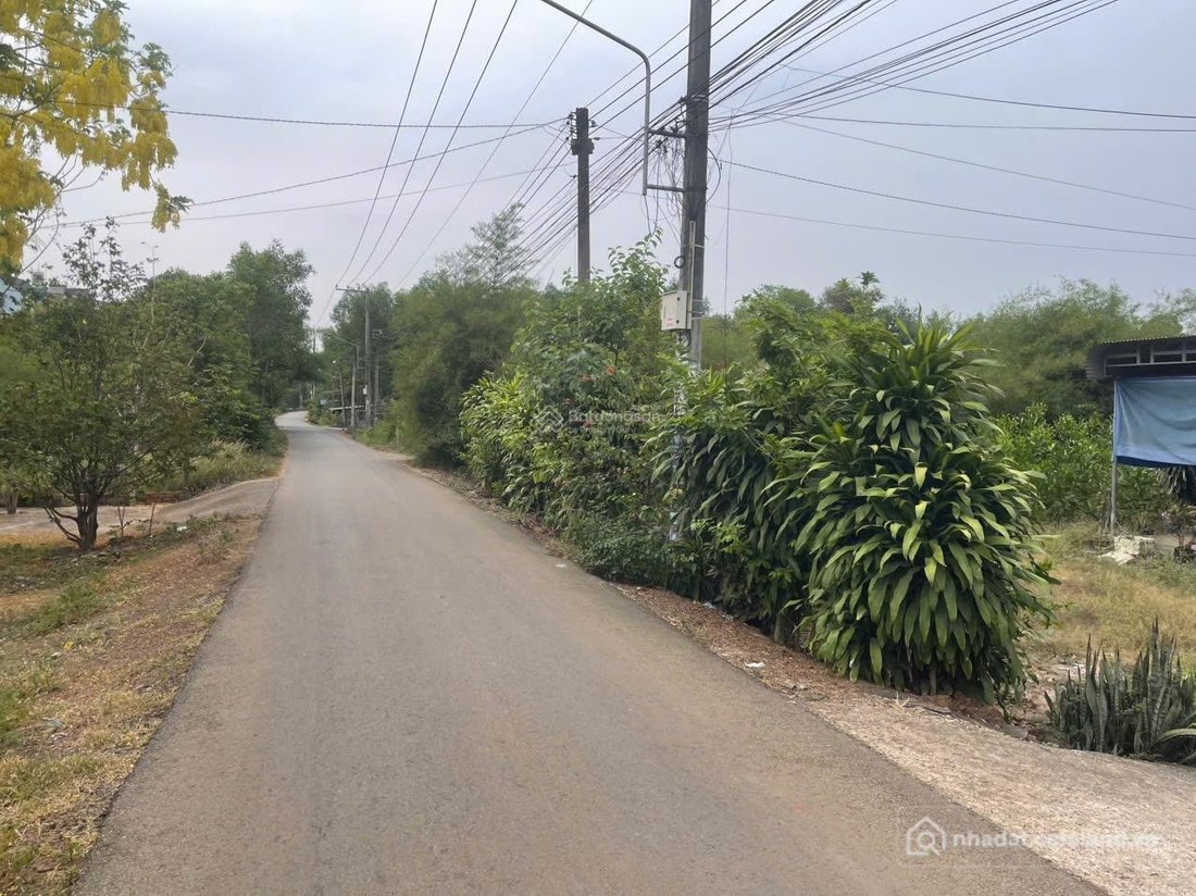 Bán đất thổ cư: Đất 2 mặt tiền đường nhựa thông ở Long An, ngay mặt trước sân ba