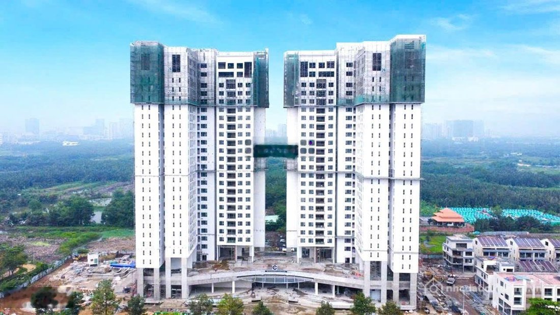 Bán căn hộ chung cư: Bán căn 2PN lầu thấp view trực diện hồ bơi tại Essensia Sky