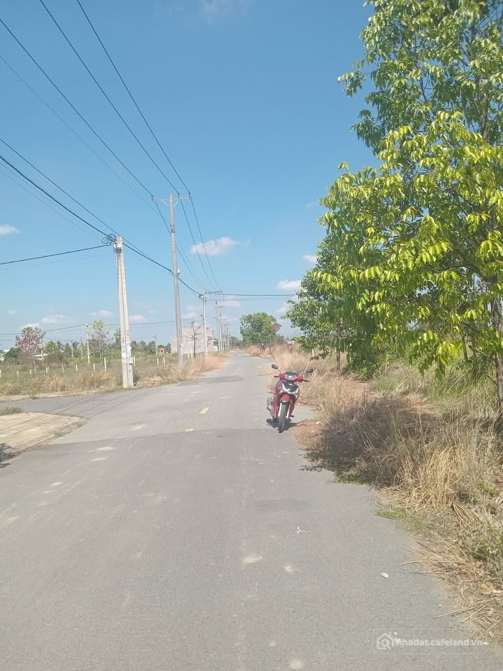 Bán đất thổ cư: Cc cần bán gấp lô đất đường số 3,kdc nam phong eco town,sau lưng