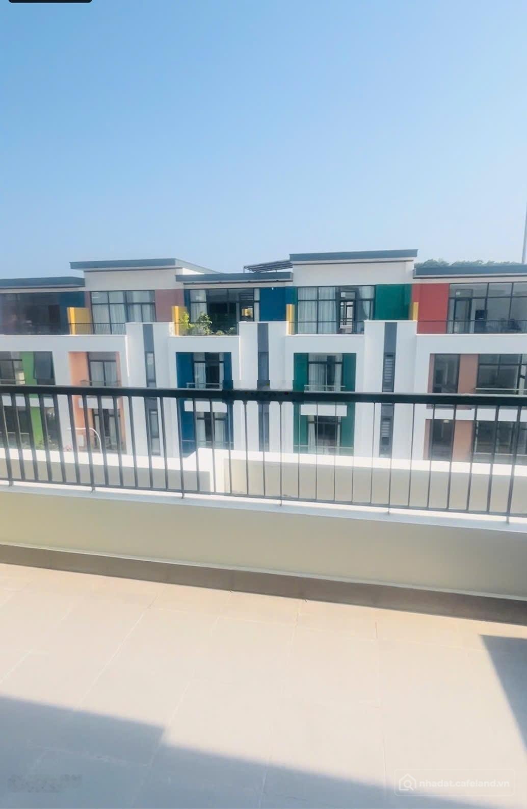 Bán biệt thự: Bán lỗ nhà full nội thất 9,3 tỷ meyhomes capital PQ LH: 0979884664