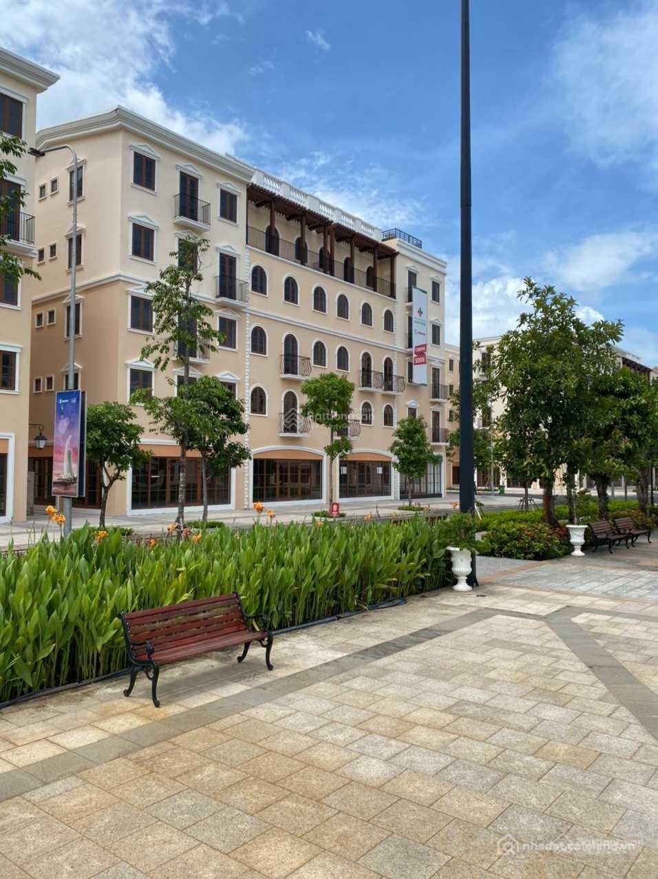 Bán nhà phố dự án: Bán shophouse - gần công viên, gần sunhome - sổ hồng lâu dài 