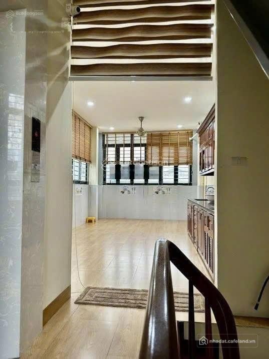 Nhà riêng: Cho thuê gấp nhà ở đường Láng, DT 40m2 x 7 tầng, có thang máy, ô tô đ