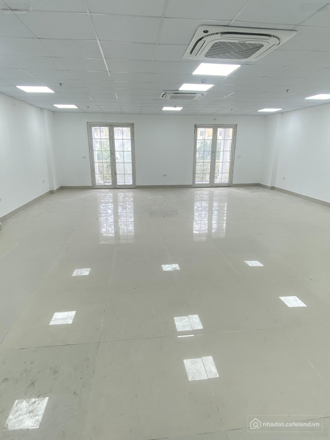 Văn phòng: Cho thuê VP tầng 3,4,5 Geleximco Lê Trọng Tấn. DT 120m2/sàn. Thang má