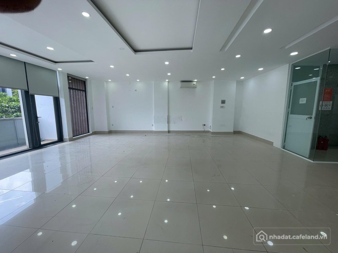 Văn phòng: Cho thuê văn phòngKDT Vạn Phúc city 7x20m giá 13tr có máy lạnh, thang