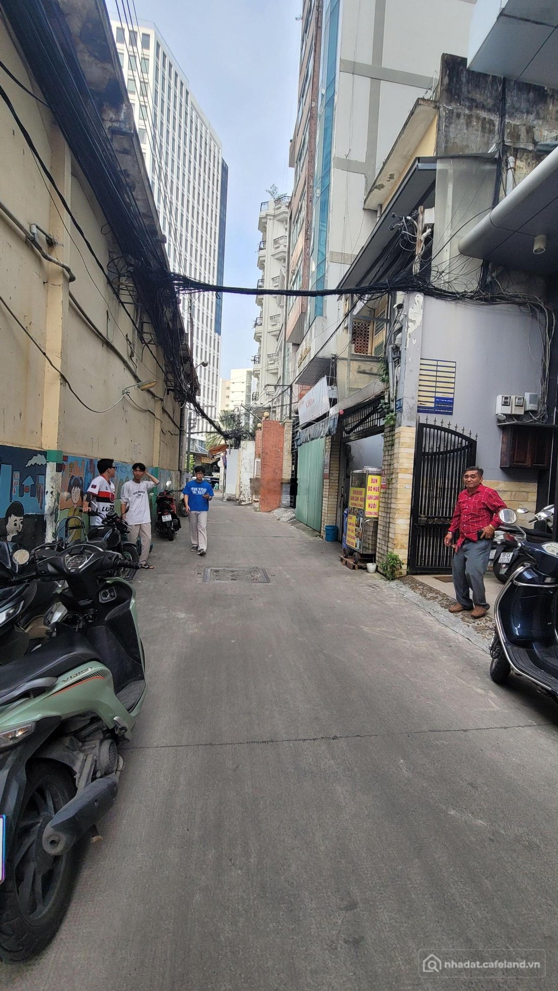 Nhà riêng: Q4, mặt bằng Nguyễn Trường Tộ, sau lưng tòa Ree Tower, xe hơi đỗ cửa,