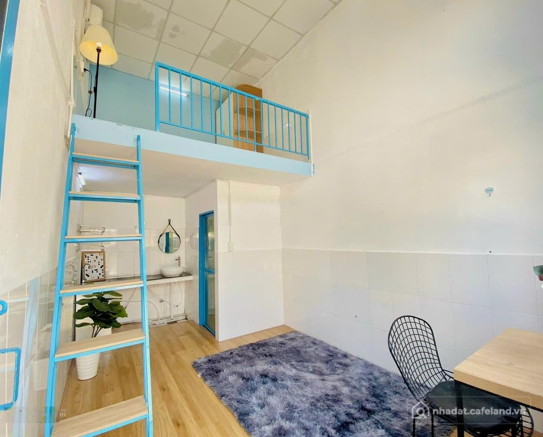 Phòng trọ: Cho thuê phòng trọ trệt có gác cao 2 cửa sổ sáng. Gần Phú Mỹ Hưng, cầ