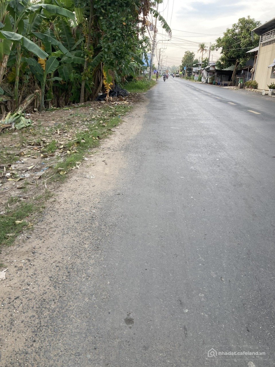 Bán đất thổ cư: Bán đất diện tích 250m; full thổ cư; ngang 5m, dài 50m - Giáp tỉ