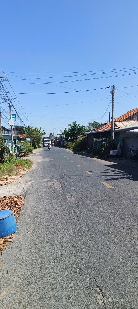 Bán đất thổ cư: Bán đất 1076.9m² ngang 7.4m giá 4.6 tỷ Xã Phú Tân