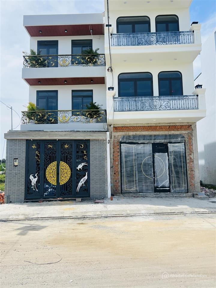 Bán đất thổ cư: Bán đất hóc môn 85m2 , full thổ cư . nhỉnh 3 tỷ xíu . ô tô đậu c