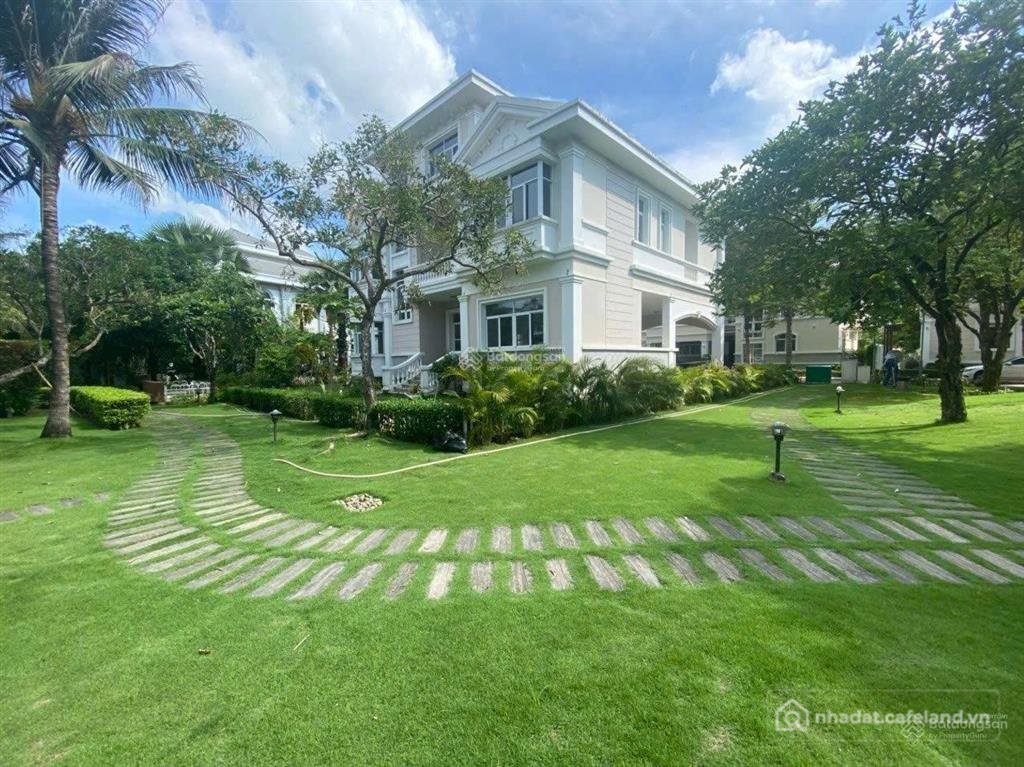 Bán nhà riêng: Bán biệt thự chateau khu vip phú mỹ hưng, dt 567,2m2, góc công vi