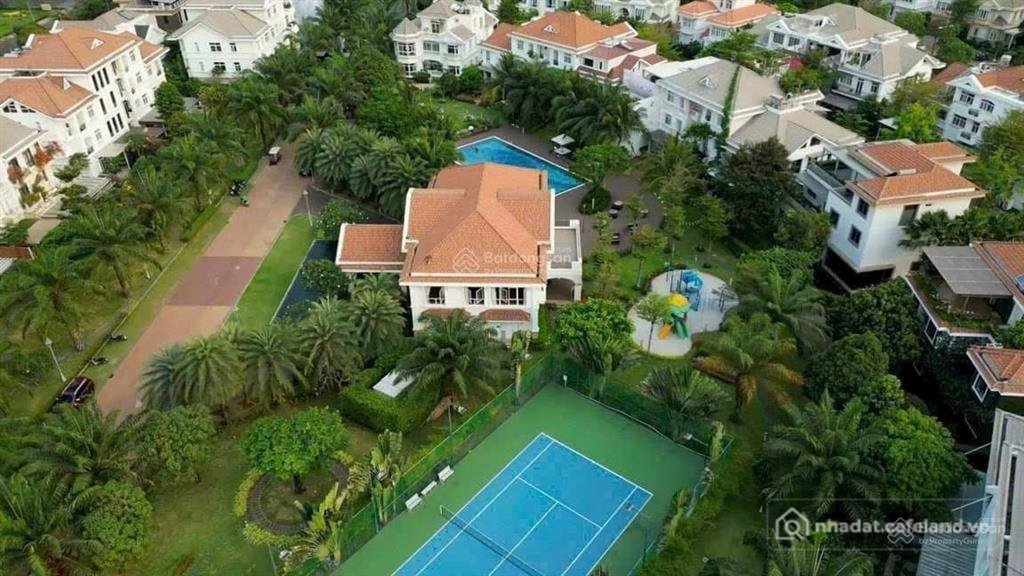 Bán nhà riêng: Bán biệt thự chateau, cạnh hồ bơi và clubhouse ngay khu compound 