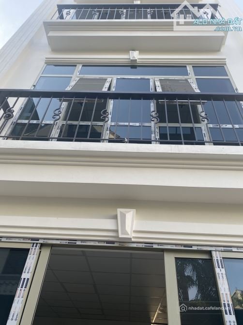 Cho thuê nhà riêng: Cho thuê toà nhà ngay Royal City DT 90m2 x6 tầng thông sàn t