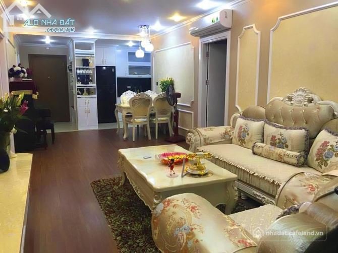 Cho thuê căn hộ chung cư: Thuê ở ngay Royal City 3PN full đồ cao cấp view bể bơi