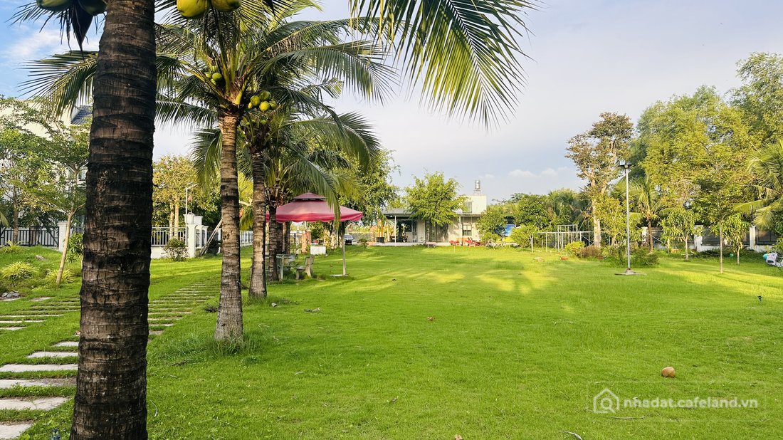 Bán nhà riêng: Chủ bán khu nhà vườn đã hoàn thiện. Tặng toàn bộ nội thất cho khá