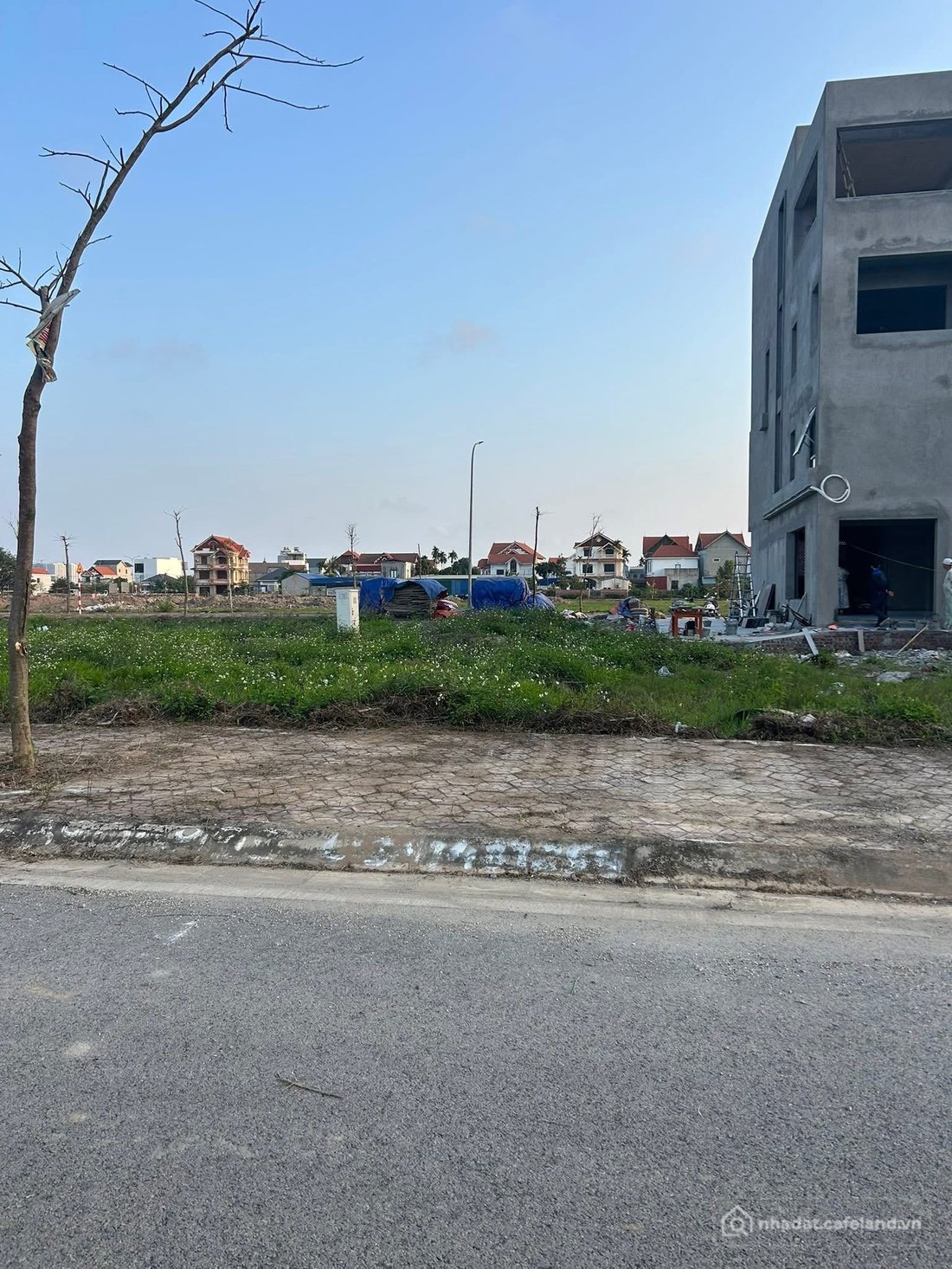 Bán đất thổ cư: bán lô tái định cư khu B bắc sông cấm 60 m2. 4x15 Hướng nam ko l