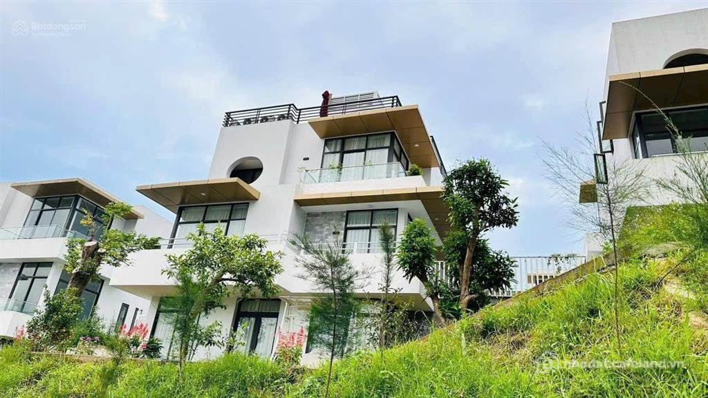 Bán nhà riêng: [ngoại giao] 01 căn mặt hồ cảnh quan, đài phun nước, khu a. diện 