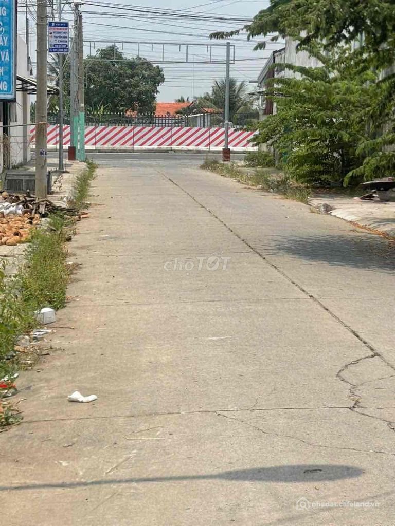 Bán đất thổ cư: bán đất thổ cư mặt tiền đường xe hơi , cách DT834B chỉ 80m.