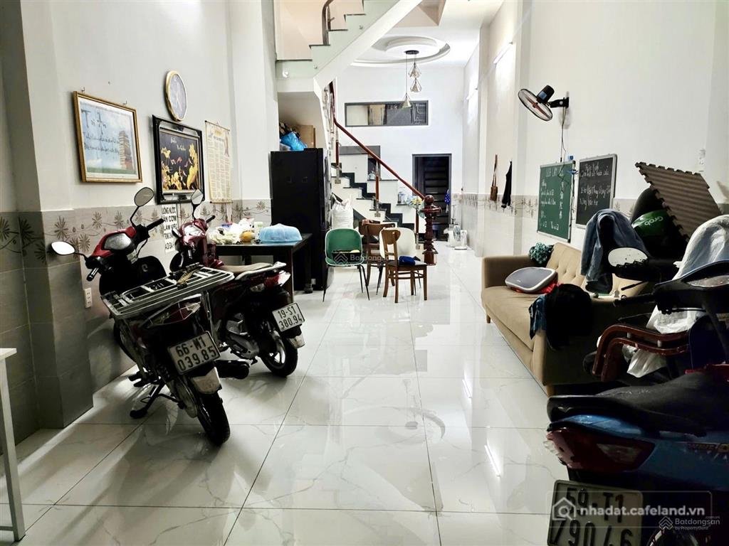 Bán nhà riêng: Cần bán nhà 80m2 1 trệt + 2 lầu + tum kdc phong phú 4 5,5 tỷ view