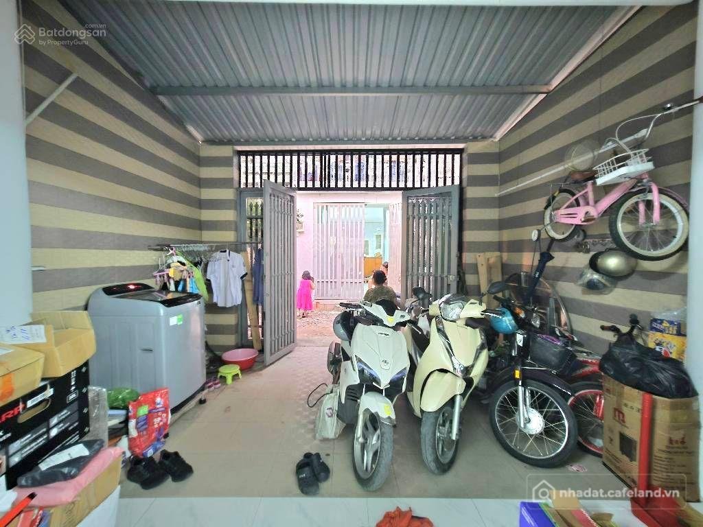 Bán nhà riêng: Cấp 4 hẻm xe hơi tiện xây mới .ngang 4,6m khu vực đang nâng cấp h