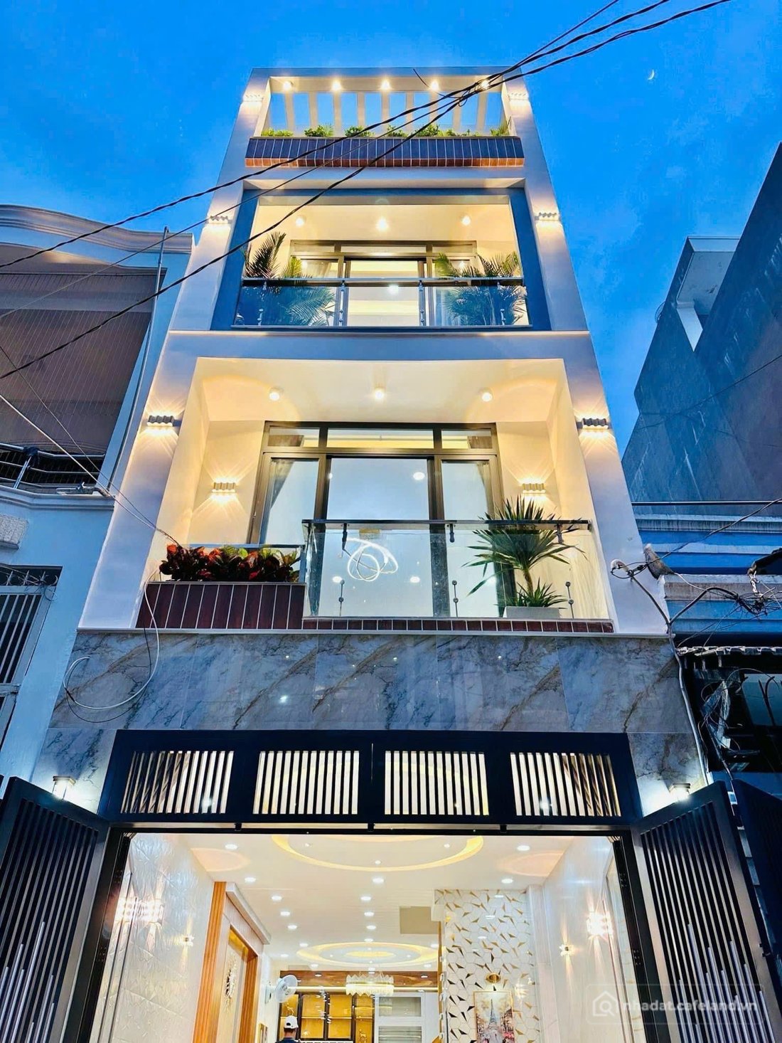 Bán nhà riêng: Nhà 1 Trệt 2 Lầu + Sân Thượng – 2 tỷ 450 Đường Lê Văn Việt, Long 