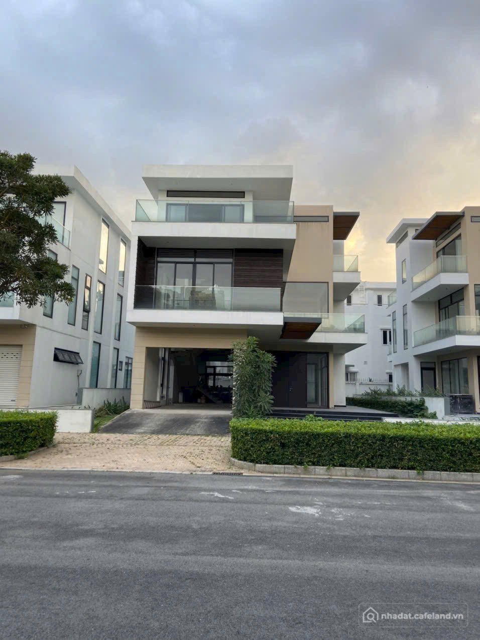 Bán nhà riêng: BDS HVL [NC] Biệt Thự Thô Lucasta Khang Điền 320m2 32 tỷ TL.