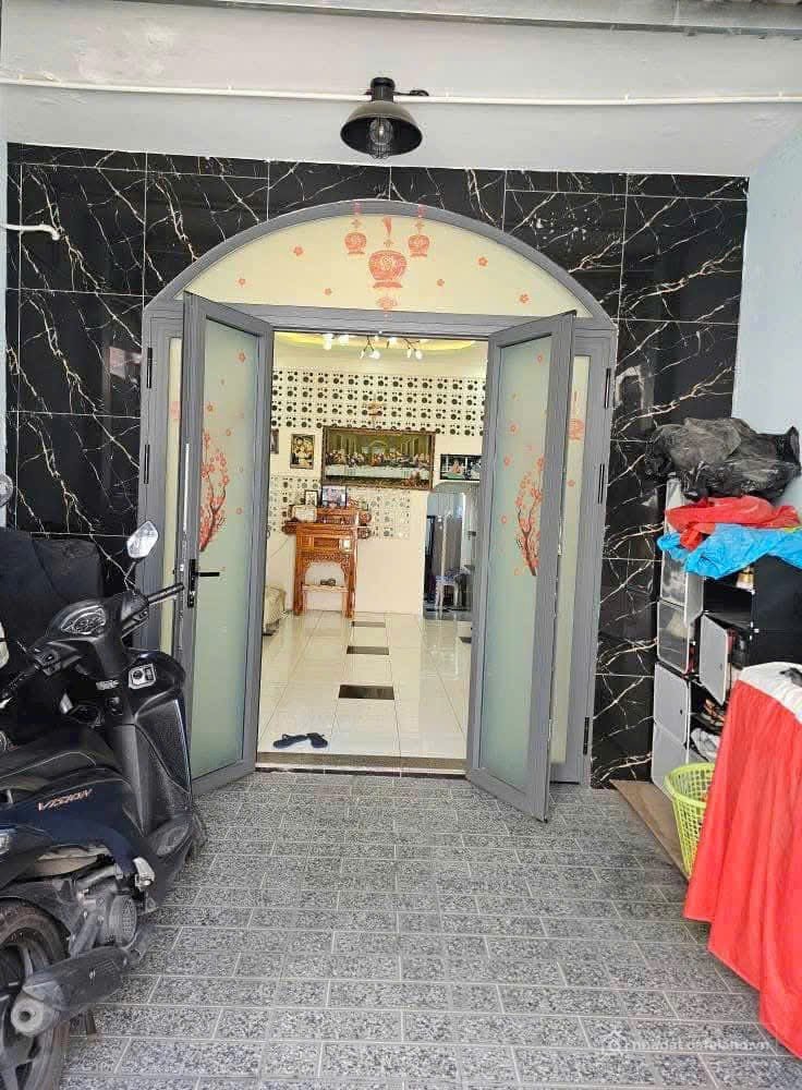 Bán nhà riêng: 81.GiáNhà nhỏ gọn, giá mềm 43m2 Sông Thương P2 Tân Bình.Hẻm 5m, g