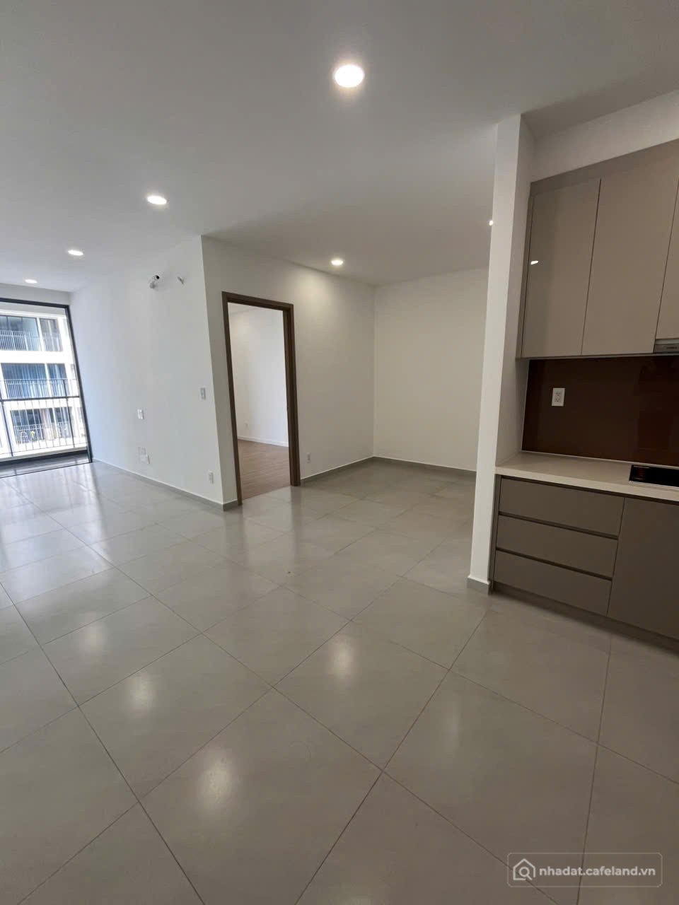 Bán căn hộ chung cư: 65m2 - Giá 3.27 tỷ, tặng 250 triệu - Sổ hồng 1PN1WC MT East