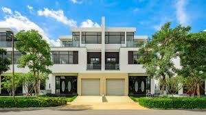 Bán nhà riêng: Chính chủ bán biệt thự lucasta 552m2 đất. giáp 2 mặt sông tự nhiê
