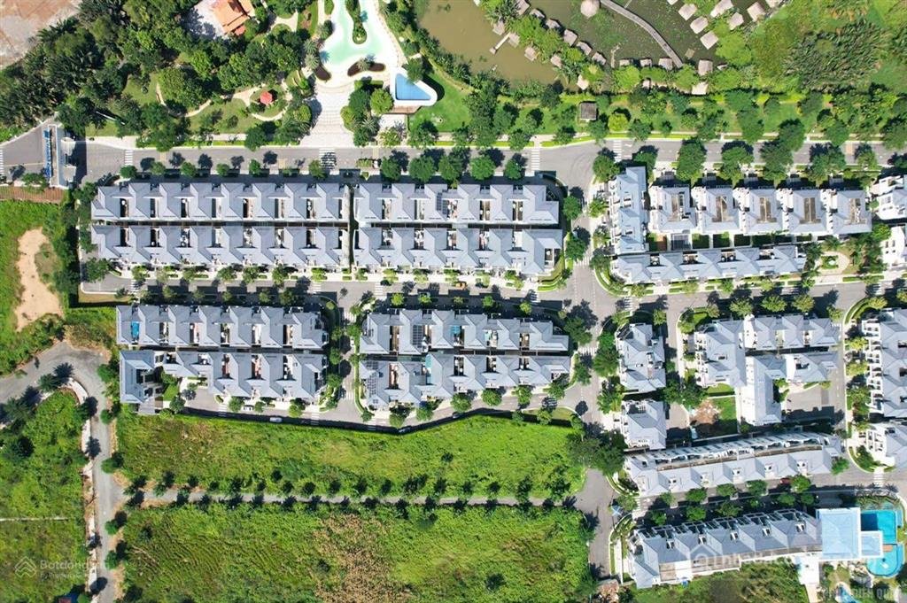 Bán nhà riêng: Bán nhà mặt tiền verosa park khang điền đường 20m đối diện công v