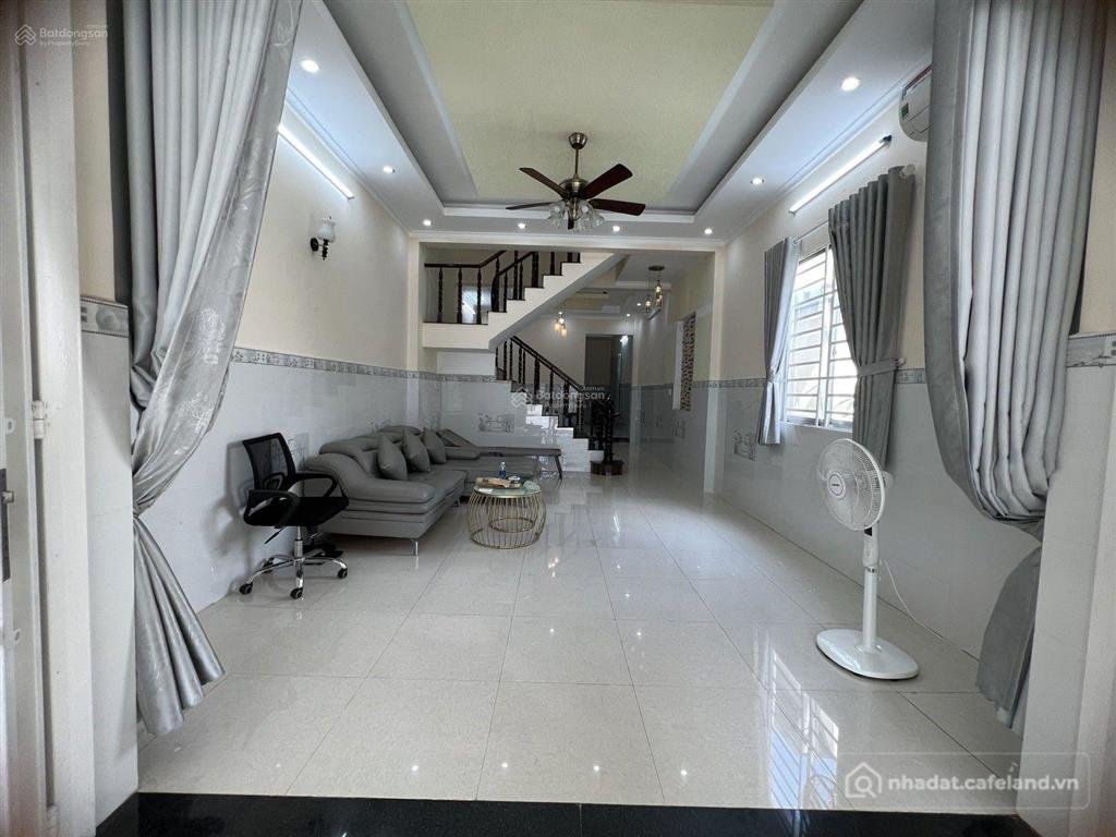 Bán nhà riêng: Bán nhà ở ngay 99m 2 tầng 3pn,shr ,hc đủ ,ô tô ngủ trong nhà, khu