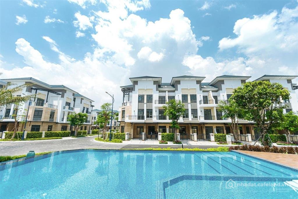 Bán nhà riêng: Chính chủ gửi bán căn góc 2 mặt thoáng view hồ bơi verosa park ng