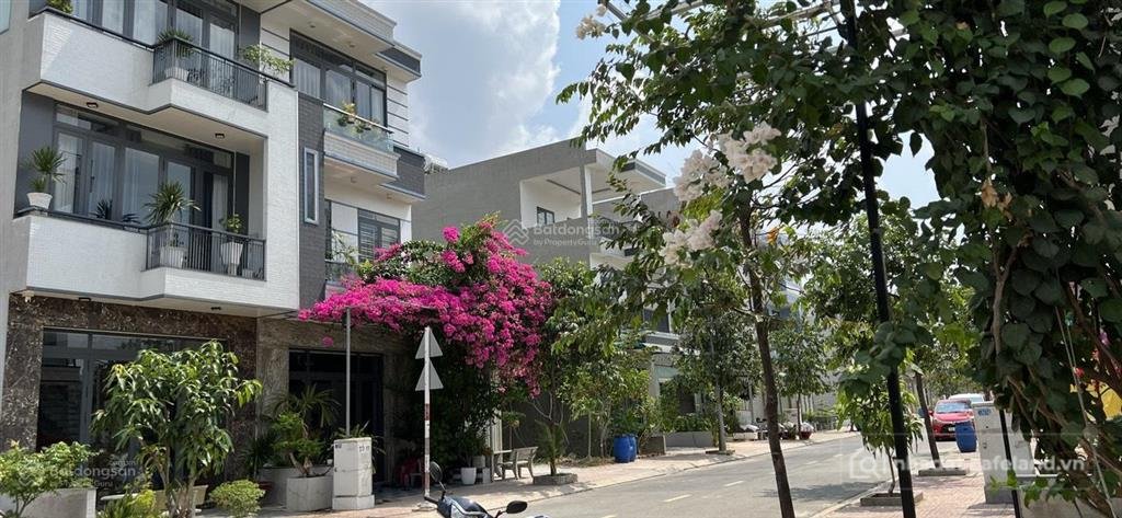 Bán đất thổ cư: Bán đất mặt tiền kdc hoà lân 2 cạnh kdc lộc phát