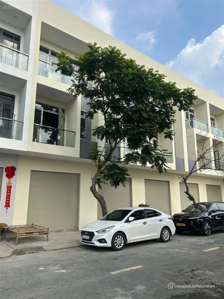 Bán nhà riêng: Bán nhà phố thương mại cạnh chung cư cao tầng