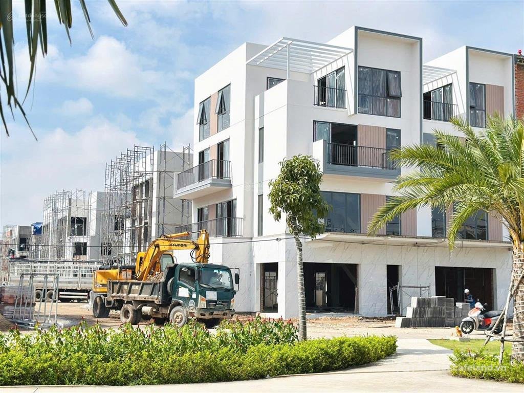 Bán nhà riêng: Vị trí vip 3 căn shophouse mặt tiền 30m k. home new city 1 trêt 3