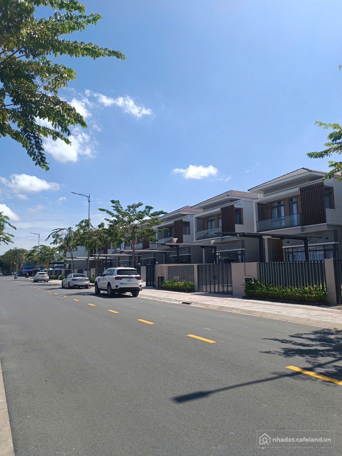 Bán nhà riêng: Bán 3 Căn nhà Liên Kế 2 Tầng dự án Sun Casa Hoà Lợi Đã Có Sổ giá 