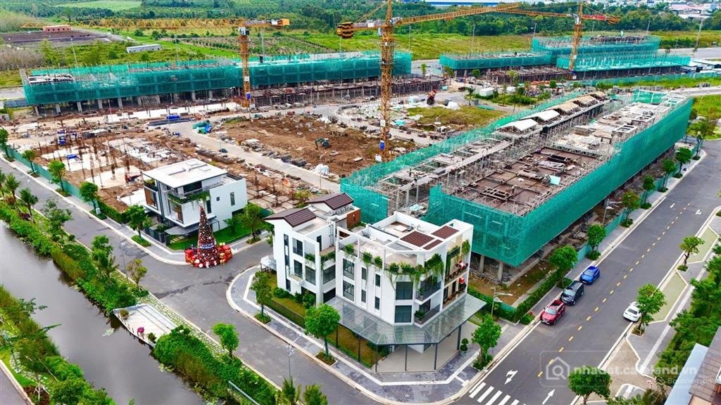 Bán nhà riêng: Tặng 3 chỉ vàng sjc bán nhà phố kđt la home. trả trước 10% tới nh