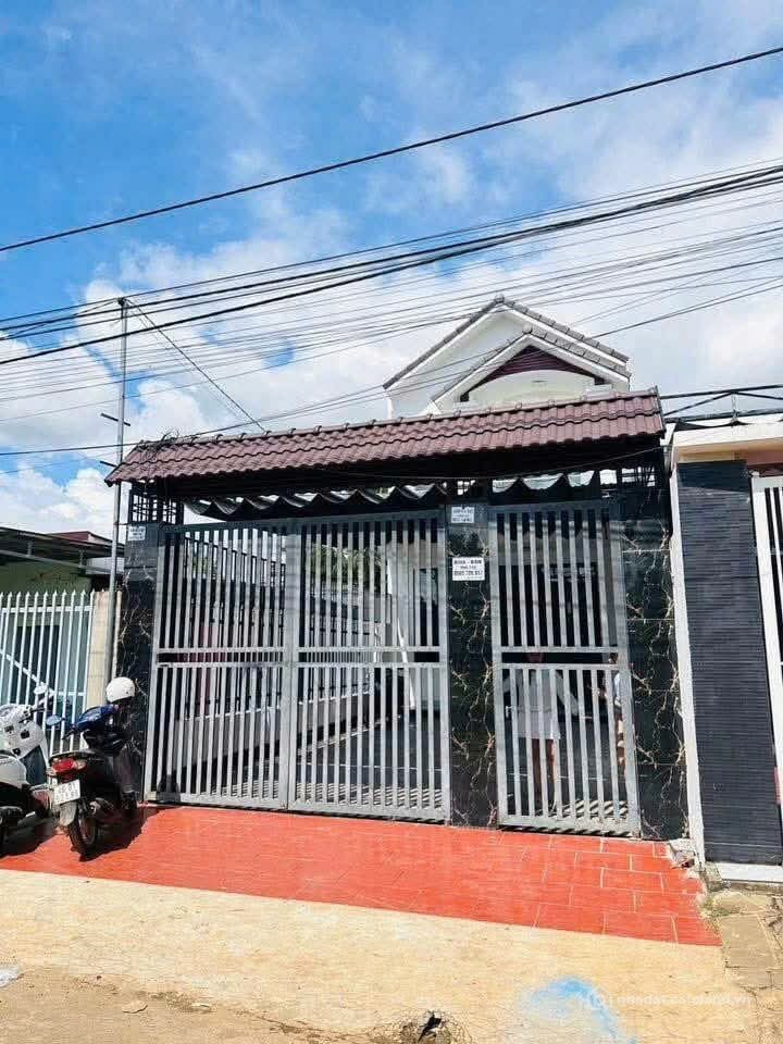 Bán nhà riêng: Nhà 1 trệt 1 lầu đường nhựa oto, 4PN, sân 2 oto, bán 2tỷ500