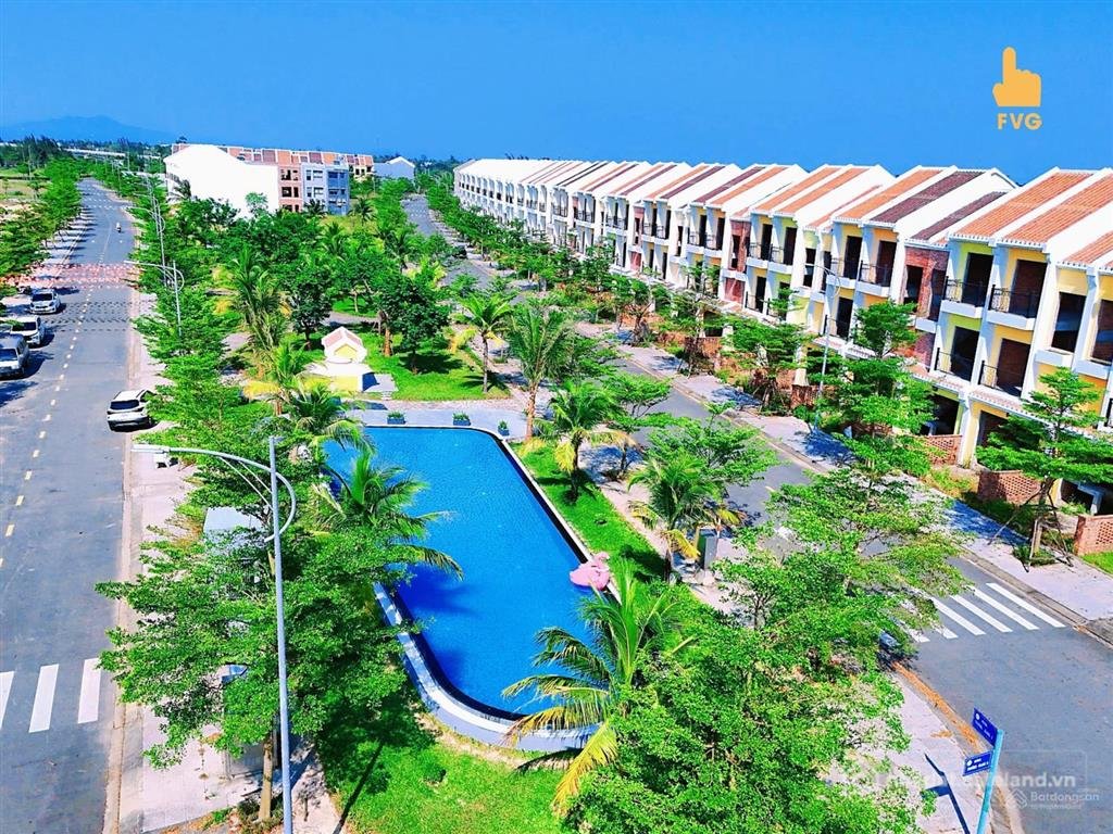 Bán nhà riêng: Chủ định cư sang mỹ, cần bán nhà 3 tầng 240m2 sàn cạnh hồ bơi sát
