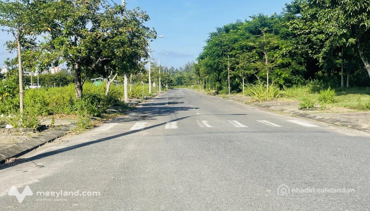 Bán đất thổ cư: Bán lô vip Green City, đường 7.5m ngang 7m đối diện công viên