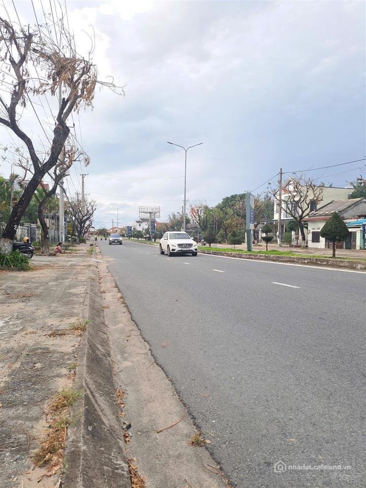 Bán đất thổ cư: Cần bán gấp lô đất mặt tiền lạc long quân, trục chính của hội an