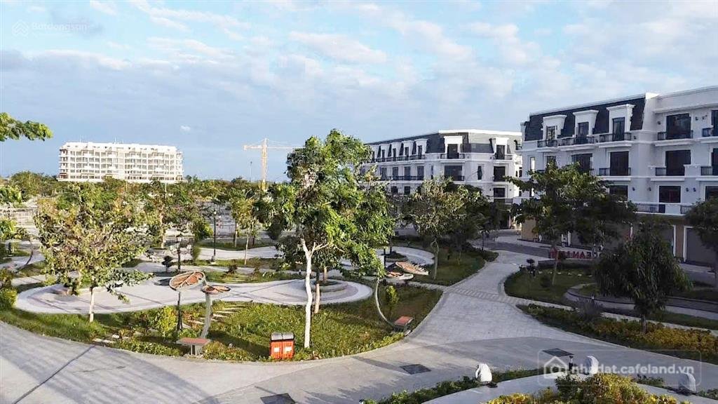 Bán nhà riêng: Bán căn liền kề view biển dự án bình sơn ocean park, cách biển 50