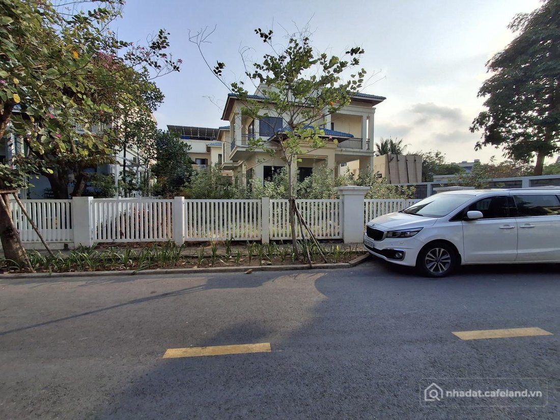 Bán nhà riêng:  VIP! Villa Senturia 3 tầng 435m2, View hồ, Đ.10m – Vườn Lài Q12