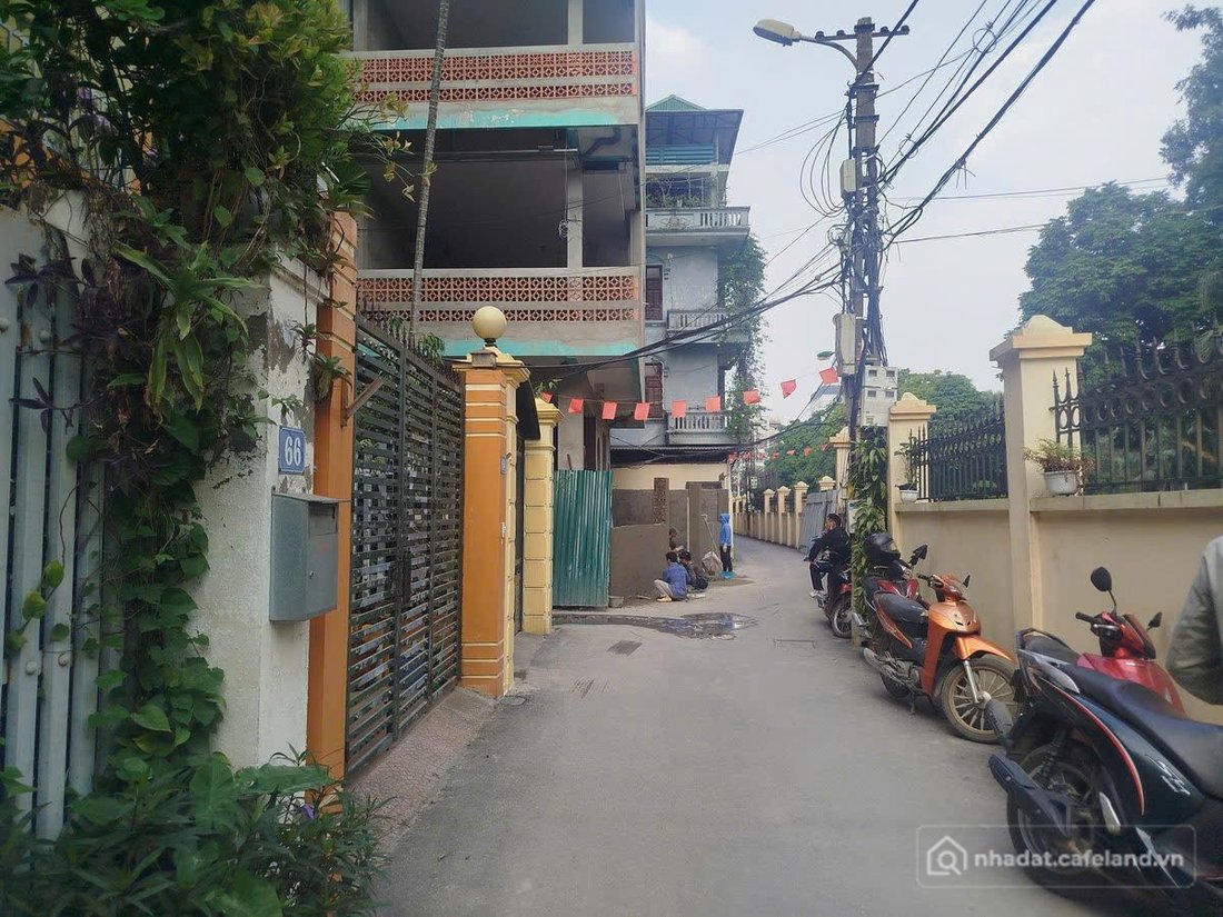Bán nhà riêng: SIÊU PHẨM HIẾM _ HOÀNG QUỐC VIỆT – NHÀ DÂN XÂY – THANG MÁY – Ô TÔ