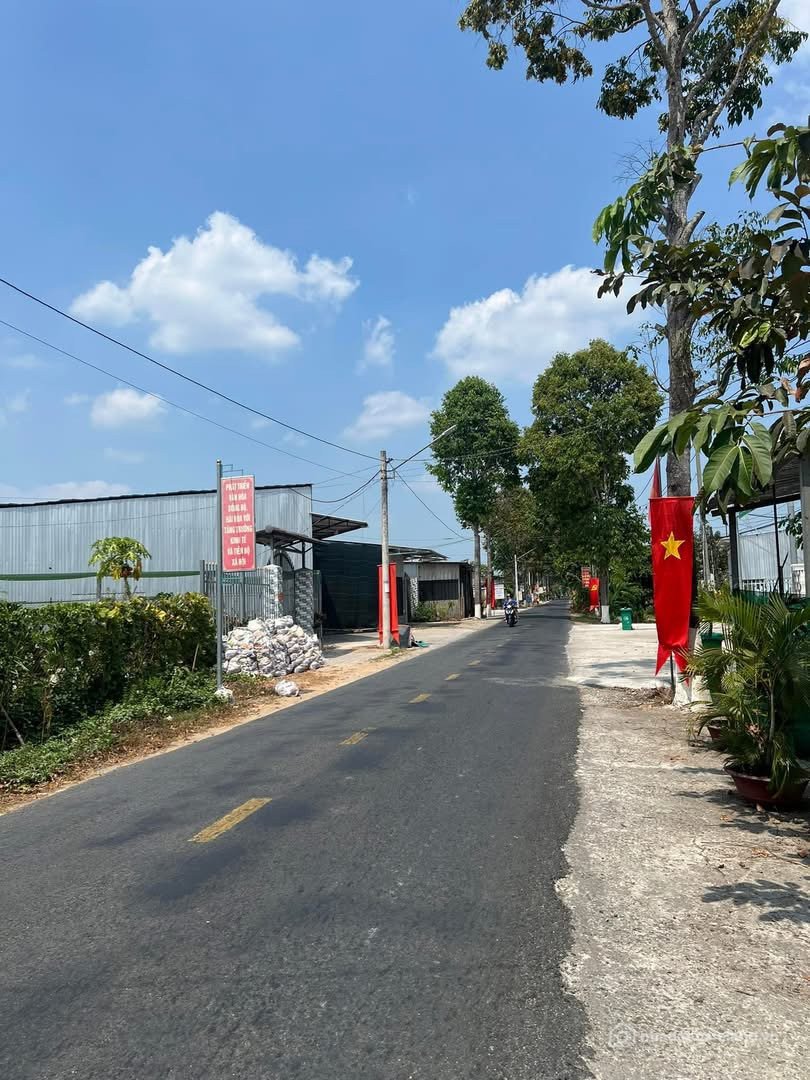 Bán đất thổ cư: Bán đất 570m² có sẵn 100m² thổ cư ngang 10m giá 1.85 tỷ tại Xã P