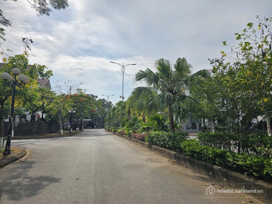 Bán nhà riêng: Bán căn biệt thự lô góc đã xây thô 3.5 tầng khu đô thị phúc ninh.