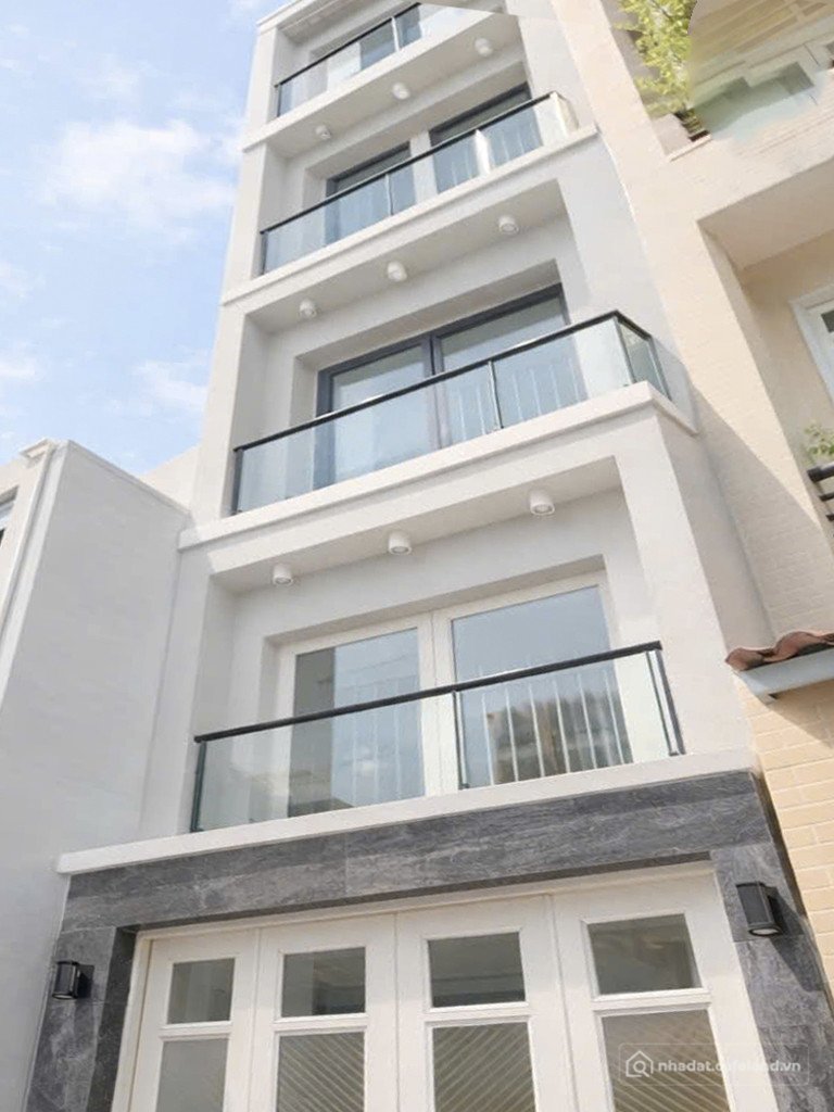 Bán nhà riêng:  Nhà đường Cách Mạng Tháng 8 Q3 , hẻm xe ôtô thông khu dân trí c