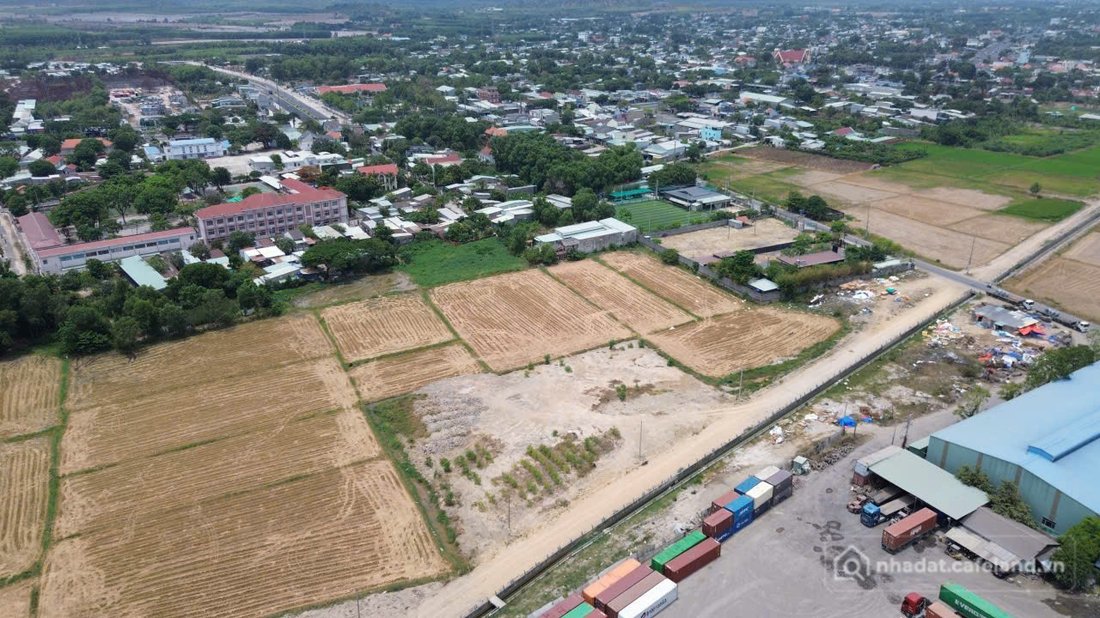 Bán đất thổ cư: Bán mảnh đất 2 mặt đường ngay khu công nghiệp, đất ở đường xe co